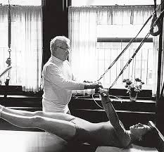 Photo de Jospeh Pilates et d'une élève sur un reformer
